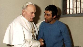 今天的历史,1983年12月27日:教皇约翰·保罗二世原谅那些试图杀死他的人,梅罕默德·阿里·阿格卡