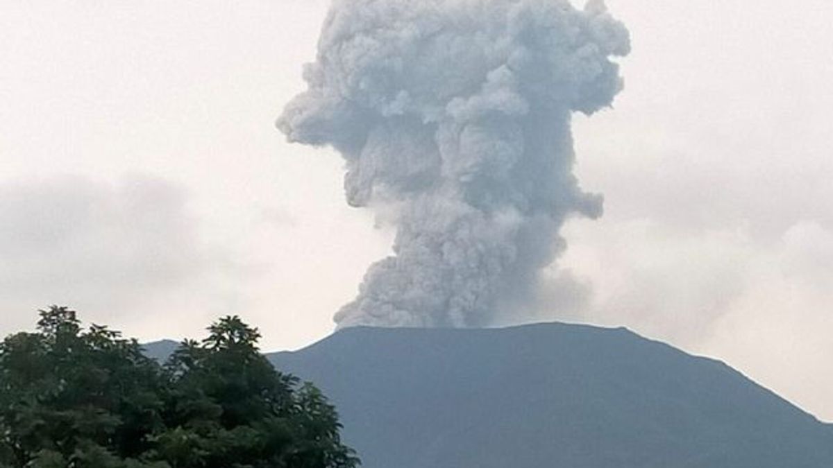 Residents Of Bukit Tinggi Cough Due To Volcanic Ash Rain Of Mount Marapi