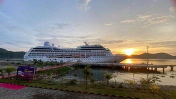 数百名游客客运游轮MS Regatta停下来在龙目岛旅行和购物