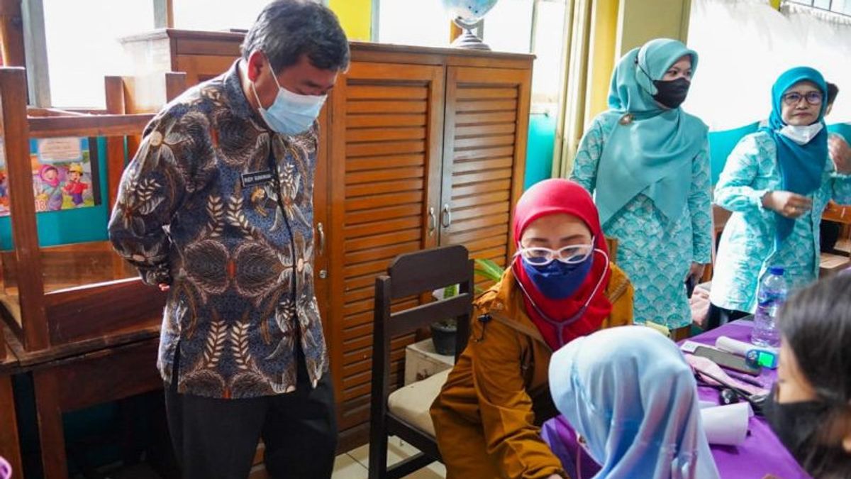 Geber Second Dose Of Vaccination For Elderly, Garut Regency Government Prepares Cooking Oil Prize