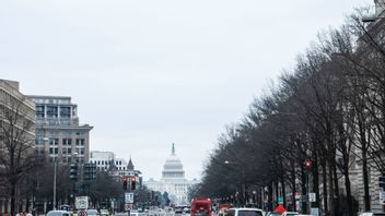 Les Partisans De Donald Trump Prennent Brièvement D’assaut Capitol Hill, Le FBI Et Les Services Secrets Déployés