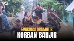 Dramatis! Evakuasi Warga Korban Banjir di Cililitan Kecil Jaktim
