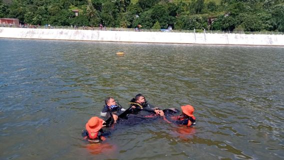 トバ湖で溺死したチャミスの橋梁プロジェクトワーカー