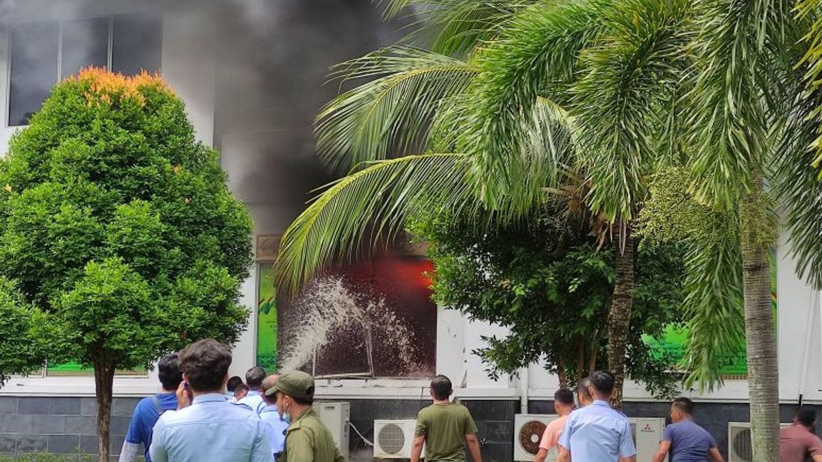 バタムDPRDビルの羽浦派の部屋が燃え、活動が停止し、人々が屋外に散らばった