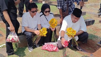 Rano Karno's Tears Drop During Pilgrimage To Benjamin Sueb-Mak Nyak's Grave