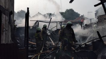 L'homme dans le Cilincing brûle une maison Gegara, une tempête avec sa femme