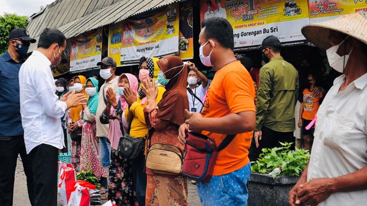 'Ini Untuk Tambahan Modal', Ucap Jokowi Kala Kasih Bantuan Tunai ke Pedagang di Grobogan