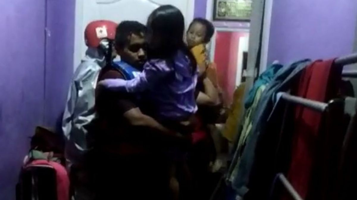 متطوعو PMI Sukabumi ينقذون ثلاثة أطفال محاصرين في الفيضانات