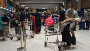 الحشود في مطار سويتا ، يختار الركاب العودة إلى منازلهم مبكرا لتجنب زيادة أسعار تذاكر الطيران