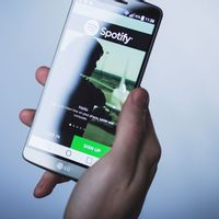 活动 Spotify 用户半透明 3.2 亿人