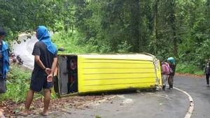 Mobil Elf Terguling di Jalur Tengkorak Sengkan Mayit Banyuwangi, Belasan Orang Terluka