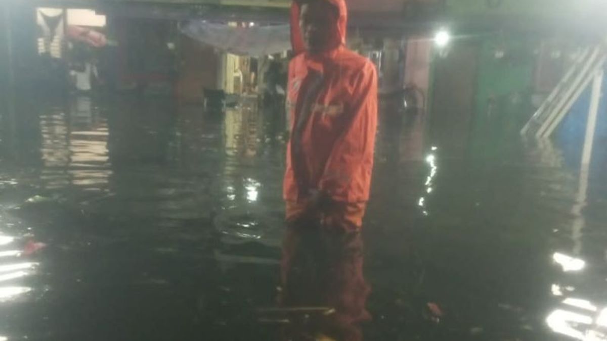 ジャカルタは土曜日の夜に激しい雨が降り、マンパンプラパタンの住民はほぼ1メートル洪水に見舞われました