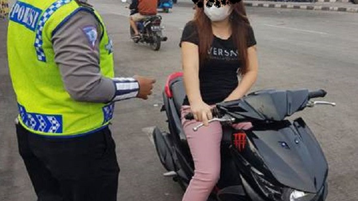 Akhirnya, Polantas Genit yang Viral Dibebastugaskan Sementara karena Menggoda Wanita saat Hendak Ditilang