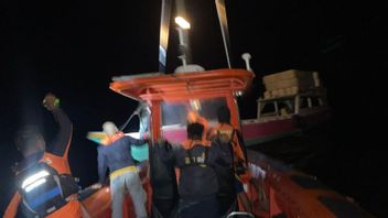 The SAR Team For The Evacuation Of Passengers Of The Engine Dead Ship On Komodo Island Labuan Bajo