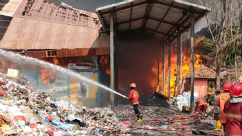 Kebakaran TPA Rawa Kucing Belum Padam, Pemkot Tangerang Buat Penampungan Air Bantu Damkar