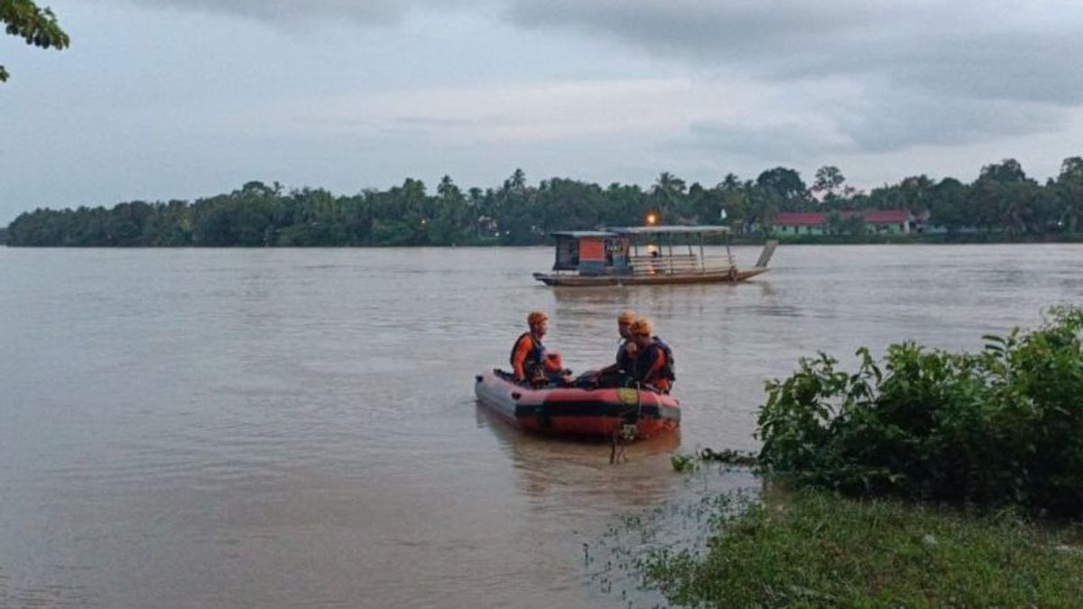 寻找渔民在Majene Sulbar,Basarnas Baru的水域失踪,发现无人驾驶船只和帽子
