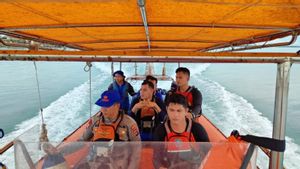 ثلاثة من أفراد طاقم الصيادين الغارقين في بحر جاوة ، نشر فريق منطقة بابل الإدارية الخاصة (SAR) قوات الإجلاء