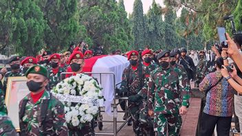 Menpan RB Tjahjo Kumolo的尸体抵达卡利巴塔英雄公墓