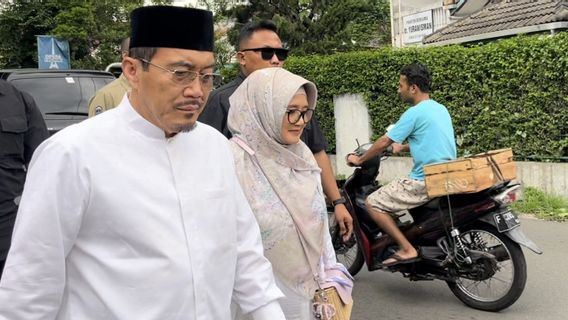 Nyoblos In Bogor, Suswono Walks With Wife To TPS