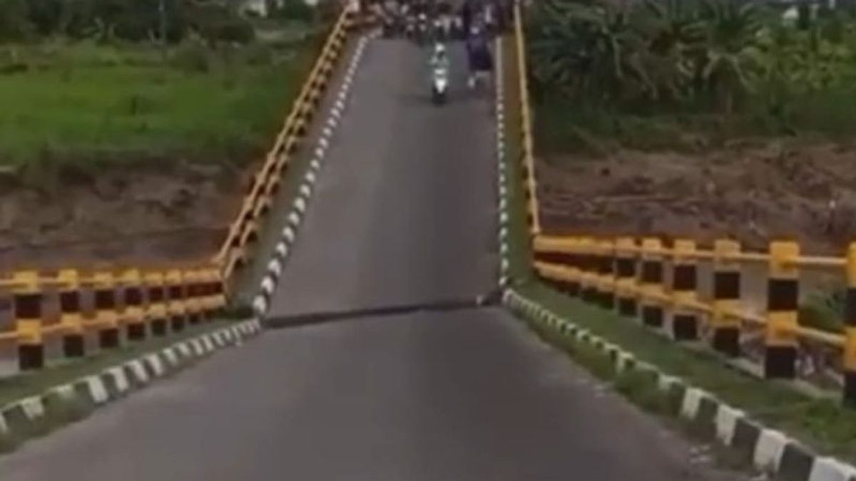 Access To 2 Villages In Gresik Is Cut Off Due To The Broken Benjeng Bridge