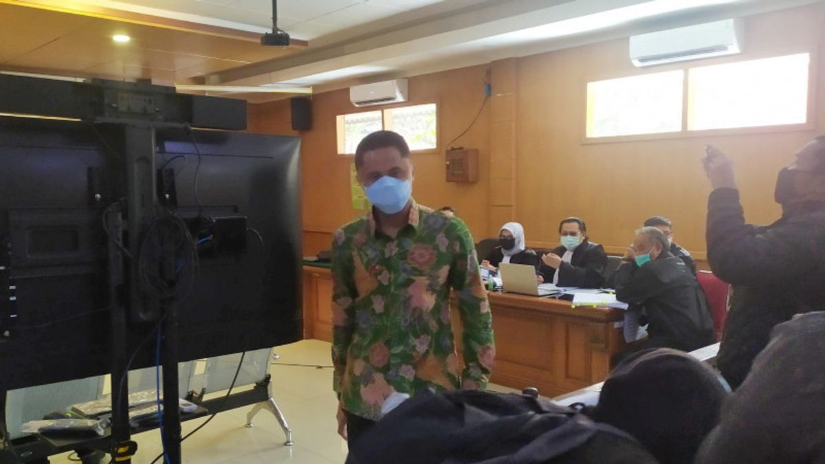 Vêtu De Vert, Hengky Kurniawan Assiste Au Procès Pour Corruption De Bansos Régent De West Bandung