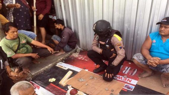 Police Secure 16 Residents During Dice Gambling In Solo, 4 People Become Suspects