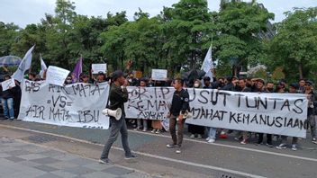 在马波尔达的演示学生，敦促警察局长罢免东爪哇警察局长关于坎朱鲁汉·马朗悲剧