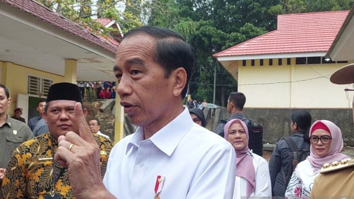 President Jokowi Showcases White Shirt Made By Vocational School Students In Jambi