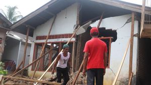 Khawatir Tertimpa Material, Korban Gempa di Kajai Pasaman Barat Runtuhkan Rumah Secara Mandiri