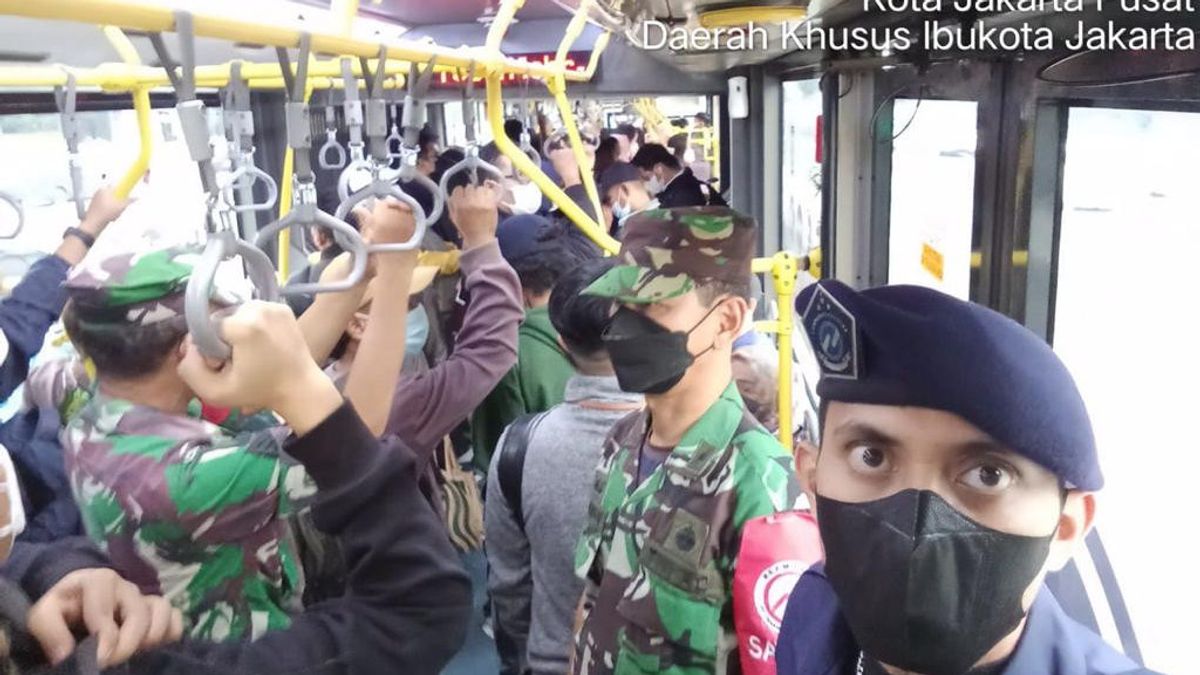 Bus Transjakarta Kini Dijaga Prajurit TNI Buntut Kasus Pelecehan Seksual