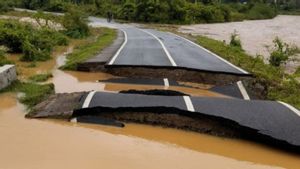 Des falaises s’effondrées lorsqu’elles ont été frappées par des inondations, la route provinciale sur la côte sud de Sumatra du Nord s’est brisée