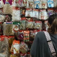 Memburu Pernak-Pernik Natal di Pasar Asemka
