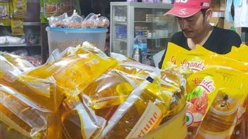Fortune Cooking Oil Produced By Wilmar, Owned By The Conglomerate Martua Sitorus, Sold For Rp. 15,000 Per Liter At The Palembang Traditional Market