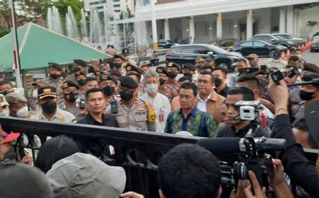 Temui Pendemo di Balai Kota, Wagub DKI Diteriaki 