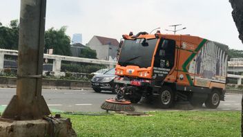 Sampah di Sana Sini Usai Aksi Massa May Day Fiesta di Depan Gedung DPR, Petugas Kebersihan: Cuma 30 Menit Membersihkannya