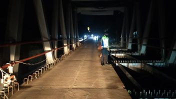 Tiga Warga Termasuk Bayi Tercebur ke Sungai dari Jalan Bolong di Jembatan Gantung Cimandiri Sukabumi