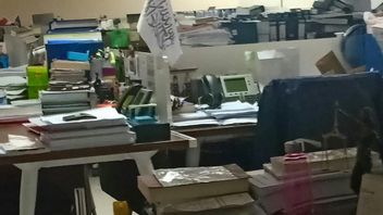 イワン・イスマイルの行動、従業員の机の上のHTI旗の元KPK警備員の肖像画は厄介であると考えられています