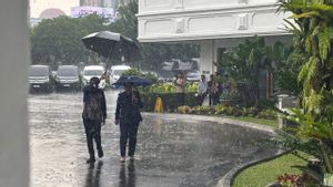 Diguyur Hujan, Dirjen Kominfo Sambangi Istana di Tengah Isu Reshuffle Kabinet