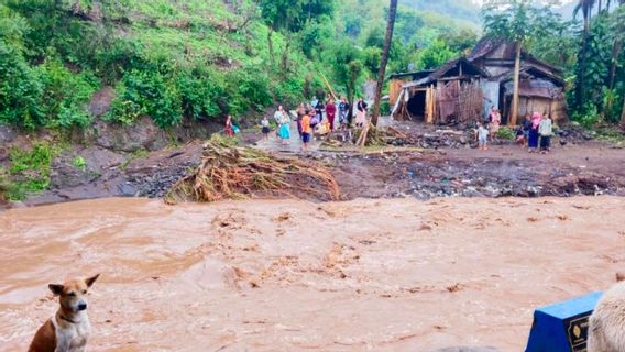 Banjir Melanda Situbondo, Jembatan Hanyut dan Ratusan Warga Terisolir