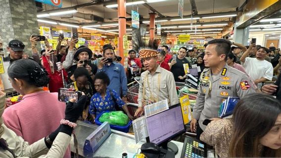 Vice President Gibran invites Mama Papua to shop at the supermarket to commemorate Kartini Day
