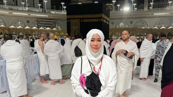 Had A Doubt, Inul Daratista Was Finally Able To Kiss The Kaaba During Umrah