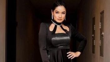 4 Gaya Artis Cantik dengan Gaun Belahan Tinggi, Jangkung dan Seksi