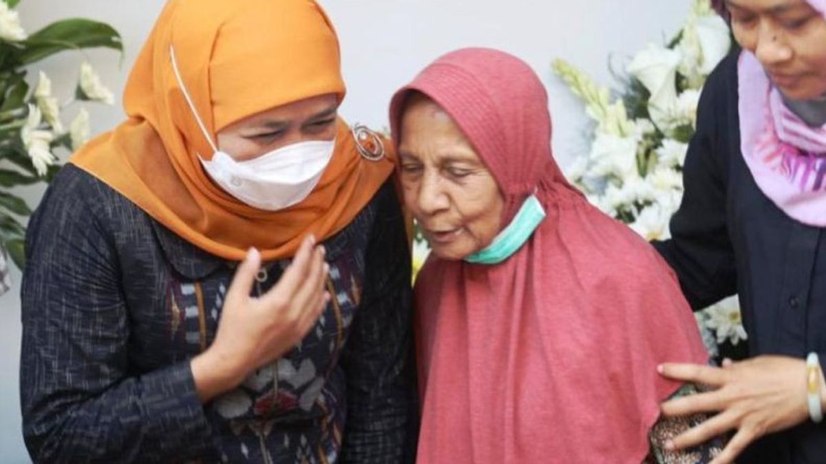 Khofifah Takziah To Syafii Maarif's Family Residence, Requests Permission For Buya's Book Collection To Be Given To Islamic Boarding School In East Java