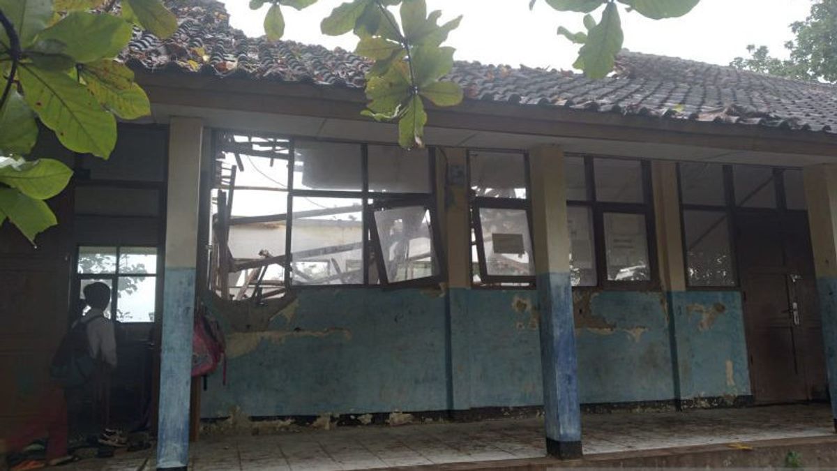 BPBD Records 1 Elementary School In Cimapag Collapsed Due To M 4 Earthquake Sukabumi