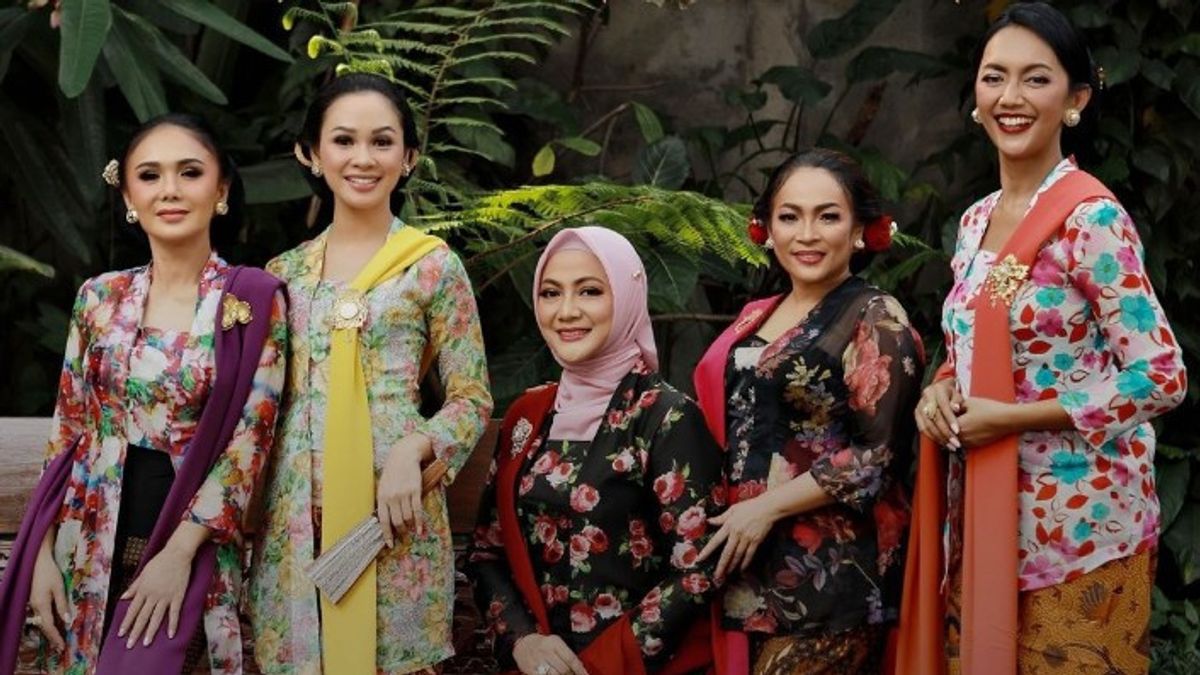 5 Wanita Sambut Hari Kebaya Nasional Lewat Lagu Berjudul <i>Kebaya Indonesia</i>