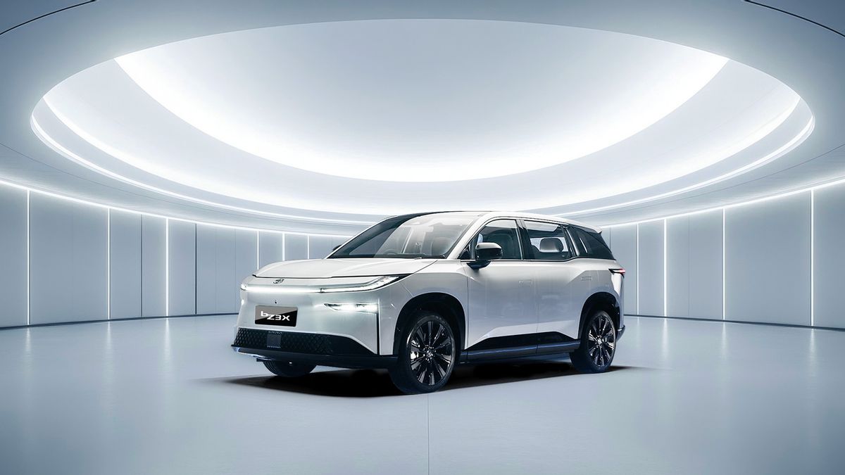 Toyota bZ3X Versi Setir Kanan Meluncur di Hong Kong, Sinyal Masuk Indonesia Makin Kuat?