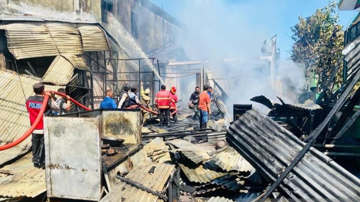 火事はMeulaboh Acehの3つのショップハウスを焦がし、火は消防士によって首尾よく消火されました