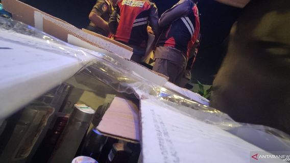 Petugas Gabungan Satpol PP Tertibkan Kafe di Palembang, Sita 958 Minuman Beralkohol