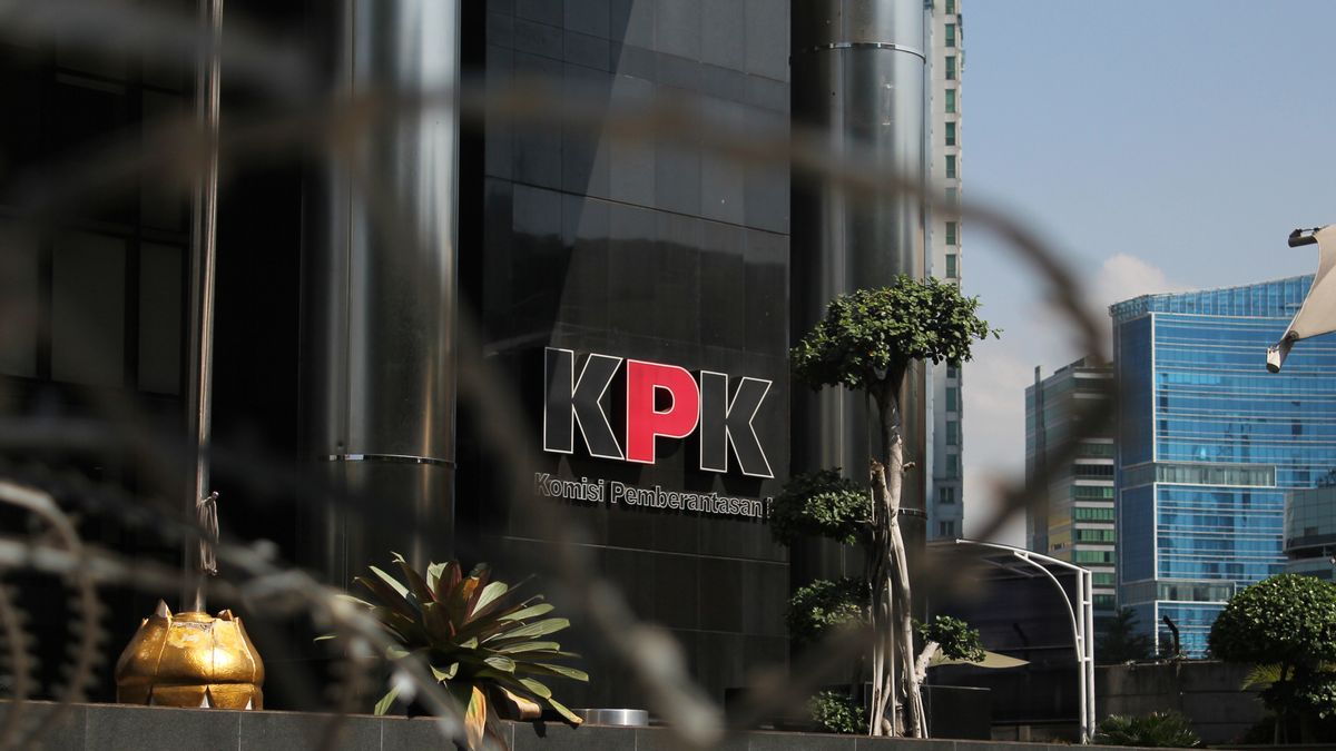 KPKは、その捜査官によって受け取った賄賂に関連する証拠を押収
