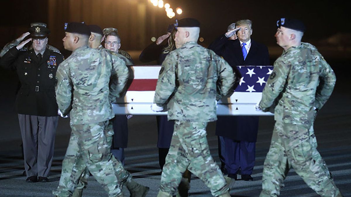 最后一名在阿富汗阵亡的美国海军陆战队员被遣返，受到数百人的欢迎